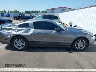 2011 Ford Mustang V6 z VIN 1ZVBP8AMXB5105751, wystawiony jako IAAI lot #42104899 z przebiegiem 70 178 mil mil oraz . Historia ofert i sprzedaży dostępna na DreamBid. Obrazek 13.