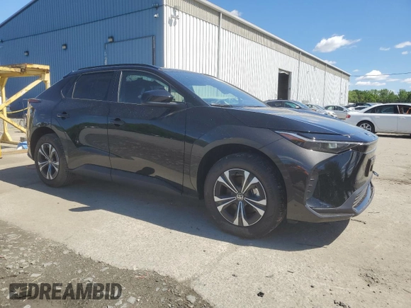 2024 Toyota bZ4X XLE z VIN JTMABACAXRA088300, wystawiony jako Copart lot #55844025 z przebiegiem 369 mil mil oraz Szkody całkowita. Historia ofert i sprzedaży dostępna na DreamBid. Obrazek 4.