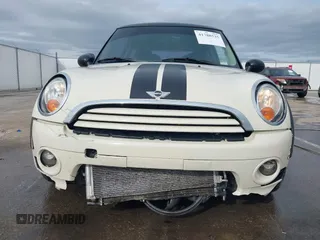 2011 MINI Hardtop z VIN WMWSU3C52BT092653, wystawiony jako IAAI lot #41788535 z przebiegiem 161 510 mil mil oraz . Historia ofert i sprzedaży dostępna na DreamBid. Obrazek 6.