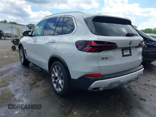 2024 BMW X5 xDrive40i z VIN 5UX23EU05R9S29952, wystawiony jako IAAI lot #42177371 z przebiegiem 26 832 mil mil oraz . Historia ofert i sprzedaży dostępna na DreamBid. Obrazek 3.