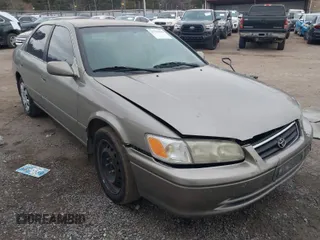 2000 Toyota Camry LE z VIN 4T1BF22K5YU101620, wystawiony jako IAAI lot #41525999 z przebiegiem 160 207 mil mil oraz . Historia ofert i sprzedaży dostępna na DreamBid. Obrazek 1.