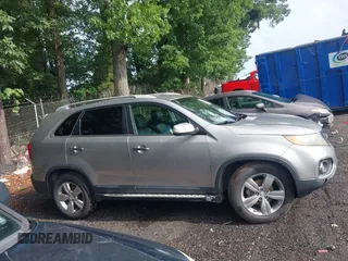 2013 Kia Sorento EX с VIN 5XYKU3A62DG371176, выставлен на аукционе IAAI как лот 42469423 с пробегом 199 505 миль миль и . История ставок и продаж доступна на DreamBid. Изображение 13.