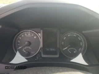 2017 Toyota Tacoma SR5 z VIN 3TMCZ5AN5HM108620, wystawiony jako Copart lot #55204105 z przebiegiem 58 340 mil mil oraz Szkoda całkowita • Salvage title. Historia ofert i sprzedaży dostępna na DreamBid. Obrazek 9.