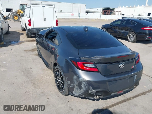 2023 Toyota 86 z VIN JF1ZNBB11P9765420, wystawiony jako IAAI lot #40588704 z przebiegiem Nie podano mil oraz . Historia ofert i sprzedaży dostępna na DreamBid. Obrazek 3.