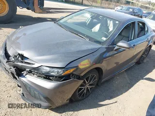 2023 Toyota Camry SE z VIN 4T1G11BK6PU096991, wystawiony jako IAAI lot #42062219 z przebiegiem 82 824 mil mil oraz . Historia ofert i sprzedaży dostępna na DreamBid. Obrazek 18.