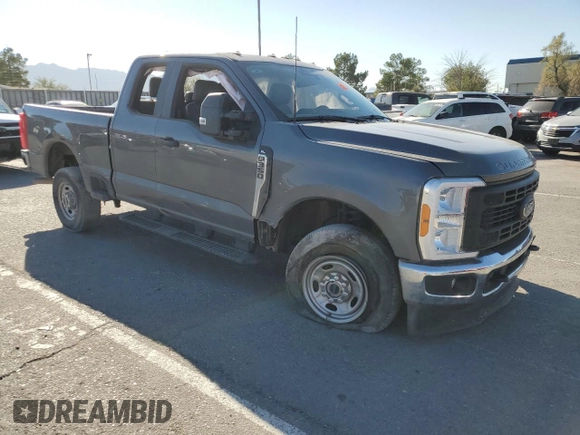 2023 Ford F-350 z VIN 1FT8X3BA6PED15808, wystawiony jako Copart lot #72426324 z przebiegiem 36 913 mil mil oraz Szkoda całkowita • Salvage title. Historia ofert i sprzedaży dostępna na DreamBid. Obrazek 4.