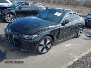 2025 BMW i4 xDrive40 z VIN WBY43HD03SFU60723, wystawiony jako IAAI lot #41934522 z przebiegiem 361 mil mil oraz . Historia ofert i sprzedaży dostępna na DreamBid. Obrazek 2.