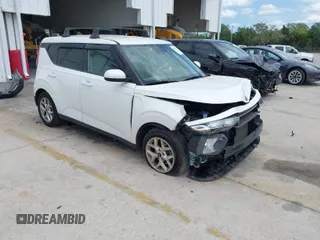 2020 Kia Soul LX with VIN KNDJ23AU6L7718360, listed as a IAAI auction lot 41975575 with 39,432 mi miles. Bid and sale history available at carsss.com. Image 1.