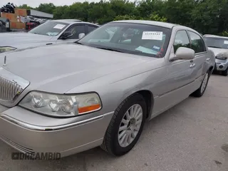 2003 Lincoln Town Car Signature z VIN 1LNHM82W13Y640985, wystawiony jako IAAI lot #42294241 z przebiegiem 230 556 mil mil oraz . Historia ofert i sprzedaży dostępna na DreamBid. Obrazek 6.