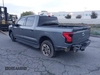 2023 Ford F-150 Lightning Pro z VIN 1FTVW1EL8PWG48559, wystawiony jako IAAI lot #41566599 z przebiegiem 8 830 mil mil oraz . Historia ofert i sprzedaży dostępna na DreamBid. Obrazek 3.