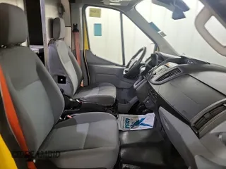 2019 Ford Transit z VIN 1FTYR3XM7KKA24824, wystawiony jako IAAI lot #42500762 z przebiegiem 75 307 mil mil oraz . Historia ofert i sprzedaży dostępna na DreamBid. Obrazek 27.