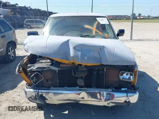 1988 Chevrolet Silverado 2500 z VIN 1GCFC24H4JZ186099, wystawiony jako IAAI lot #42067699 z przebiegiem 174 023 mil mil oraz . Historia ofert i sprzedaży dostępna na DreamBid. Obrazek 12.
