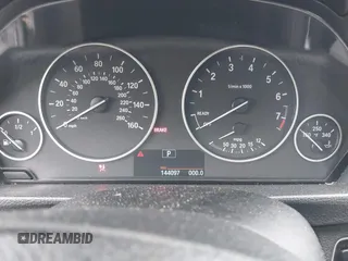 2013 BMW 3 Series 328i xDrive с VIN WBA3B5G59DNS05019, выставлен на аукционе IAAI как лот 42374671 с пробегом 144 097 миль миль и . История ставок и продаж доступна на DreamBid. Изображение 7.
