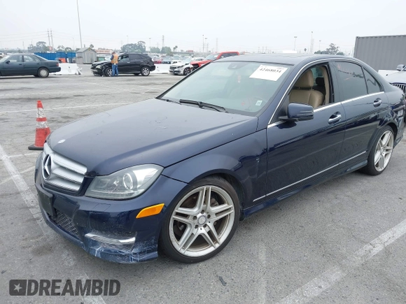 2013 Mercedes-Benz C 250 Sport z VIN WDDGF4HB6DR255558, wystawiony jako IAAI lot #42468034 z przebiegiem 201 462 mil mil oraz . Historia ofert i sprzedaży dostępna na DreamBid. Obrazek 2.