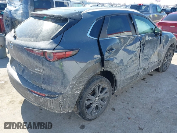 2023 Mazda CX-30 S Preferred z VIN 3MVDMBCM0PM505056, wystawiony jako IAAI lot #41647117 z przebiegiem 56 187 mil mil oraz . Historia ofert i sprzedaży dostępna na DreamBid. Obrazek 4.
