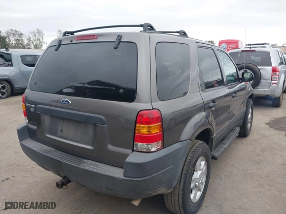 2004 Ford Escape XLT with VIN 1FMYU03114KA41268, listed as a IAAI auction lot 42056701 with 102,154 mi miles. Bid and sale history available at carsss.com. Image 4.