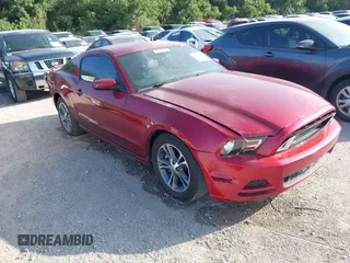 2014 Ford Mustang V6 z VIN 1ZVBP8AM8E5328746, wystawiony jako IAAI lot #42790482 z przebiegiem 117 669 mil mil oraz . Historia ofert i sprzedaży dostępna na DreamBid. Obrazek 1.