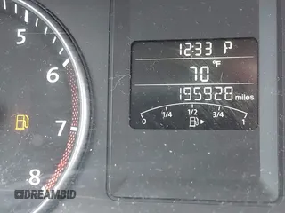 2013 Volkswagen Jetta SE z VIN 3VWDX7AJ3DM397748, wystawiony jako IAAI lot #42283421 z przebiegiem 195 928 mil mil oraz . Historia ofert i sprzedaży dostępna na DreamBid. Obrazek 7.