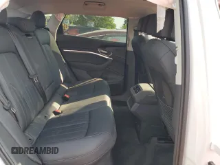 2024 Audi Q8 e-tron Premium z VIN WA14AAGE2RB015813, wystawiony jako Copart lot #61265424 z przebiegiem 1315 mil mil oraz Szkody całkowita. Historia ofert i sprzedaży dostępna na DreamBid. Obrazek 11.