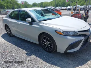 2022 Toyota Camry SE z VIN 4T1G11AK4NU063700, wystawiony jako IAAI lot #42295050 z przebiegiem 80 413 mil mil oraz . Historia ofert i sprzedaży dostępna na DreamBid. Obrazek 1.