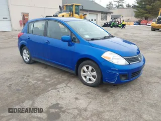 2007 Nissan Versa SL z VIN 3N1BC13E77L431450, wystawiony jako IAAI lot #41475886 z przebiegiem 93 747 mil mil oraz . Historia ofert i sprzedaży dostępna na DreamBid. Obrazek 1.