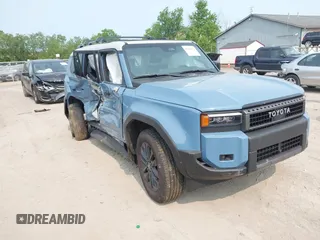 2024 Toyota Land Cruiser z VIN JTEABFAJ3RK018014, wystawiony jako IAAI lot #42404632 z przebiegiem 2 983 mil mil oraz . Historia ofert i sprzedaży dostępna na DreamBid. Obrazek 1.