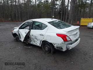 2016 Nissan Versa SV z VIN 3N1CN7APXGL879574, wystawiony jako IAAI lot #41510622 z przebiegiem 121 094 mil mil oraz . Historia ofert i sprzedaży dostępna na DreamBid. Obrazek 3.