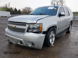 2010 Chevrolet Tahoe LT z VIN 1GNUCBE01AR110623, wystawiony jako IAAI lot #41939453 z przebiegiem 187 308 mil mil oraz . Historia ofert i sprzedaży dostępna na DreamBid. Obrazek 2.