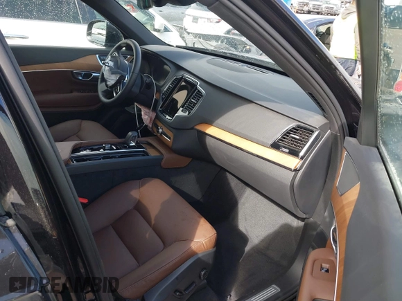 2024 Volvo XC90 Plus Bright Theme with VIN YV4062PE2R1218604, listed as a IAAI auction lot 41535490 with 698 mi miles. Bid and sale history available at carsss.com. Image 5.