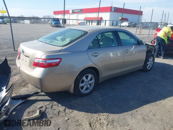 2008 Toyota Camry LE z VIN 4T1BE46K78U748805, wystawiony jako IAAI lot #41644868 z przebiegiem 32 704 mil mil oraz . Historia ofert i sprzedaży dostępna na DreamBid. Obrazek 4.