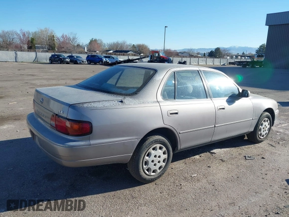 1995 Toyota Camry LE z VIN JT2SK12E0S0286848, wystawiony jako IAAI lot #41862969 z przebiegiem 220 923 mil mil oraz . Historia ofert i sprzedaży dostępna na DreamBid. Obrazek 4.