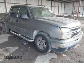 2006 Chevrolet Silverado 1500 LT1 with VIN 2GCEC13T061148784, listed as a IAAI auction lot 41640502 with 325,509 mi miles. Bid and sale history available at carsss.com. Image 1.