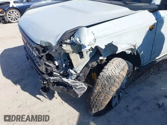 2023 Ford Bronco z VIN 1FMEE5DP7PLB81565, wystawiony jako IAAI lot #41891295 z przebiegiem 27 890 mil mil oraz . Historia ofert i sprzedaży dostępna na DreamBid. Obrazek 6.