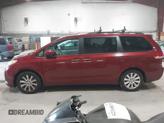 2013 Toyota Sienna XLE z VIN 5TDDK3DCXDS053048, wystawiony jako IAAI lot #42163668 z przebiegiem 104 765 mil mil oraz . Historia ofert i sprzedaży dostępna na DreamBid. Obrazek 14.
