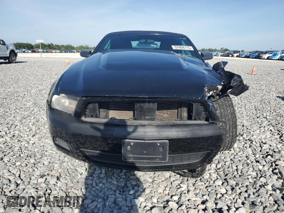 2010 Ford Mustang V6 z VIN 1ZVBP8ENXA5179334, wystawiony jako Copart lot #57404715 z przebiegiem 109 012 mil mil oraz Szkoda całkowita • Salvage title. Historia ofert i sprzedaży dostępna na DreamBid. Obrazek 5.