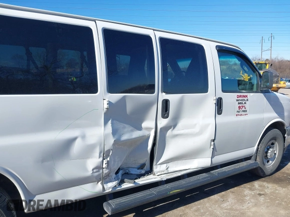 2018 Chevrolet Express Passenger LT z VIN 1GAZGPFGXJ1326392, wystawiony jako IAAI lot #41591765 z przebiegiem 350 366 mil mil oraz . Historia ofert i sprzedaży dostępna na DreamBid. Obrazek 17.
