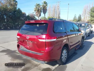 2014 Toyota Sienna XLE z VIN 5TDYK3DC6ES440358, wystawiony jako IAAI lot #40988116 z przebiegiem 87 692 mil mil oraz . Historia ofert i sprzedaży dostępna na DreamBid. Obrazek 4.