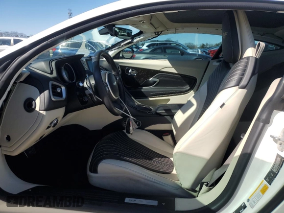 2017 Aston Martin DB11 z VIN SCFRMFAVXHGL01825, wystawiony jako Copart lot #45219355 z przebiegiem Nie podano mil oraz Szkoda całkowita • Salvage title. Historia ofert i sprzedaży dostępna na DreamBid. Obrazek 7.
