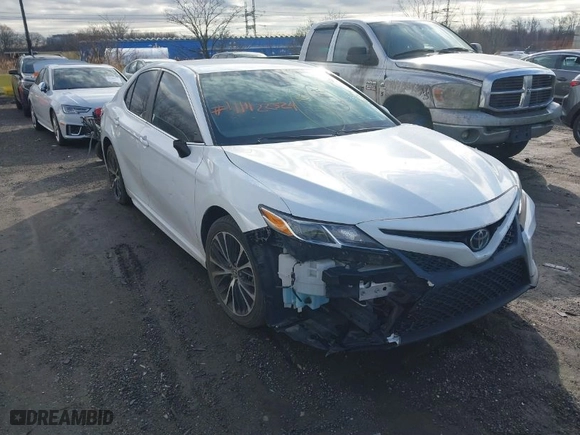 2020 Toyota Camry SE with VIN 4T1G11AKXLU983800, listed as a IAAI auction lot 41422524 with 337,897 mi miles. Bid and sale history available at carsss.com. Image 1.