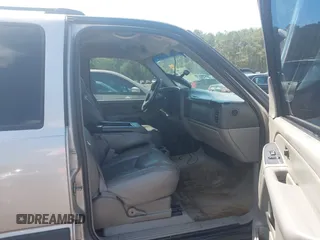 2005 Chevrolet Suburban LT z VIN 3GNEC16Z85G265901, wystawiony jako IAAI lot #41949191 z przebiegiem 304 550 mil mil oraz . Historia ofert i sprzedaży dostępna na DreamBid. Obrazek 5.