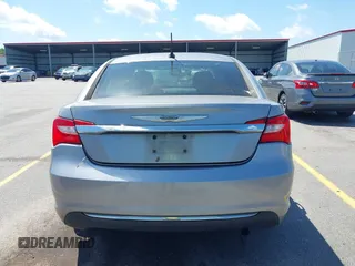 2013 Chrysler 200 Touring z VIN 1C3CCBBB9DN542645, wystawiony jako IAAI lot #42298710 z przebiegiem 114 317 mil mil oraz . Historia ofert i sprzedaży dostępna na DreamBid. Obrazek 16.