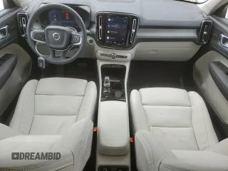 2024 Volvo XC40 Ultimate Dark Theme z VIN YV4L12UM1R2281761, wystawiony jako Copart lot #65295704 z przebiegiem 6 113 mil mil oraz Szkoda całkowita • Salvage title. Historia ofert i sprzedaży dostępna na DreamBid. Obrazek 8.