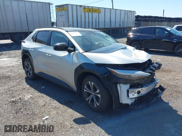 2024 Toyota bZ4X XLE z VIN JTMABACA3RA087070, wystawiony jako IAAI lot #42135035 z przebiegiem 17 498 mil mil oraz . Historia ofert i sprzedaży dostępna na DreamBid. Obrazek 1.