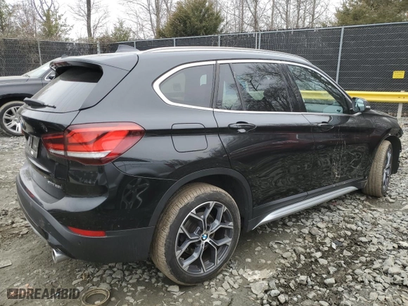 2022 BMW X1 xDrive28i with VIN WBXJG9C02N5V02098, listed as a Copart auction lot 43597365 with 33,590 mi miles and Salvage Title. Bid and sale history available at carsss.com. Image 3.