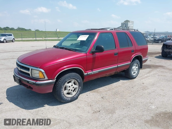1997 Chevrolet Blazer LS z VIN 1GNDT13W6V2243751, wystawiony jako IAAI lot #42437683 z przebiegiem 148 262 mil mil oraz . Historia ofert i sprzedaży dostępna na DreamBid. Obrazek 2.