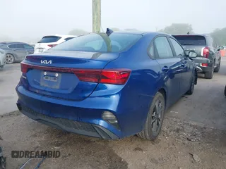 2023 Kia Forte LXS z VIN 3KPF24AD7PE652788, wystawiony jako IAAI lot #41854554 z przebiegiem 48 674 mil mil oraz . Historia ofert i sprzedaży dostępna na DreamBid. Obrazek 4.