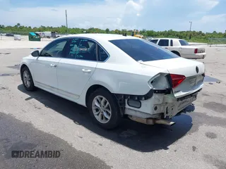 2016 Volkswagen Passat S z VIN 1VWAT7A33GC056162, wystawiony jako IAAI lot #42476725 z przebiegiem 88 872 mil mil oraz . Historia ofert i sprzedaży dostępna na DreamBid. Obrazek 3.