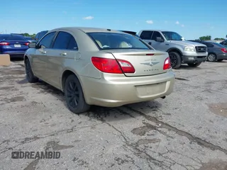 2010 Chrysler Sebring Limited z VIN 1C3CC5FBXAN158851, wystawiony jako IAAI lot #42169725 z przebiegiem 200 721 mil mil oraz . Historia ofert i sprzedaży dostępna na DreamBid. Obrazek 3.