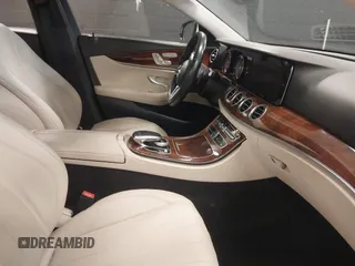 2019 Mercedes-Benz E 300 z VIN WDDZF4KB0KA595852, wystawiony jako IAAI lot #42060124 z przebiegiem 106 084 mil mil oraz . Historia ofert i sprzedaży dostępna na DreamBid. Obrazek 5.