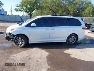 2018 Toyota Sienna XLE Auto Access Seat with VIN 5TDYZ3DC9JS960124, listed as a IAAI auction lot 41674758 with 109,021 mi miles. Bid and sale history available at carsss.com. Image 14.